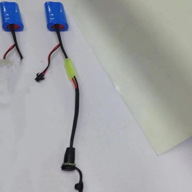 Pacote de bateria de iões de lítio 18650 personalizado 2 células em série com conector de barril DC5521 Feminino