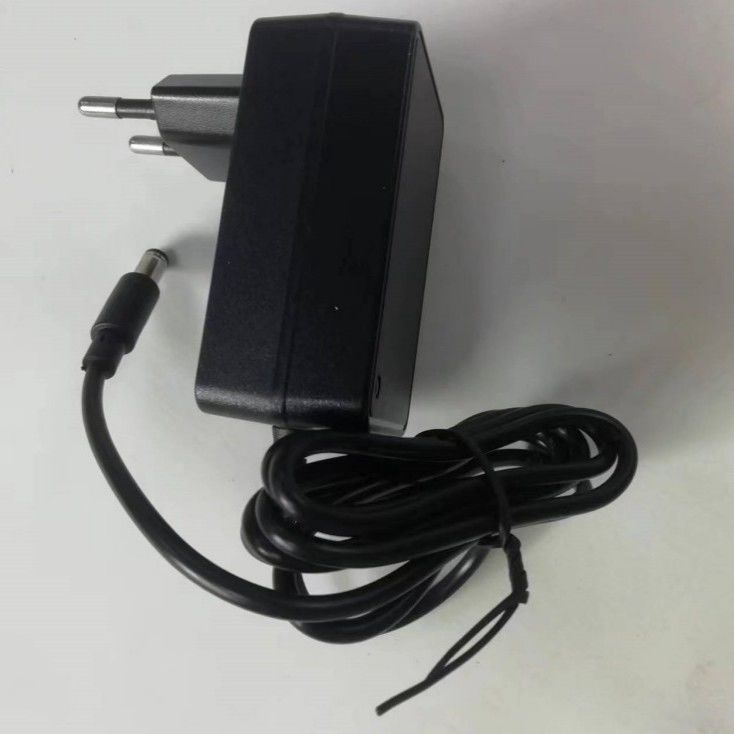CE 12.6 V 2A Carregador EU Plug DC5521 Conector de barril Para uso em baterias de 12 V
